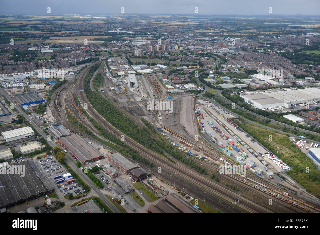 Eine Luftaufnahme der Industriegebiete und Güterbahnhöfen in Doncaster, South Yorkshire, Blick nach Norden in Richtung der Stadt. Stockfoto