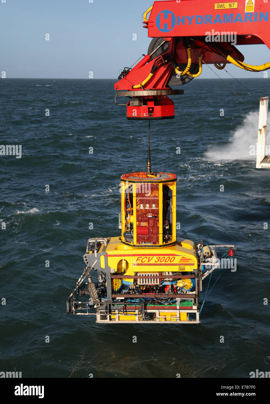 Ein aus der Ferne betrieben Fahrzeug (ROV) arbeiten vor der Küste auf dem Gwynt y Mor Offshore-Windpark Stockfoto