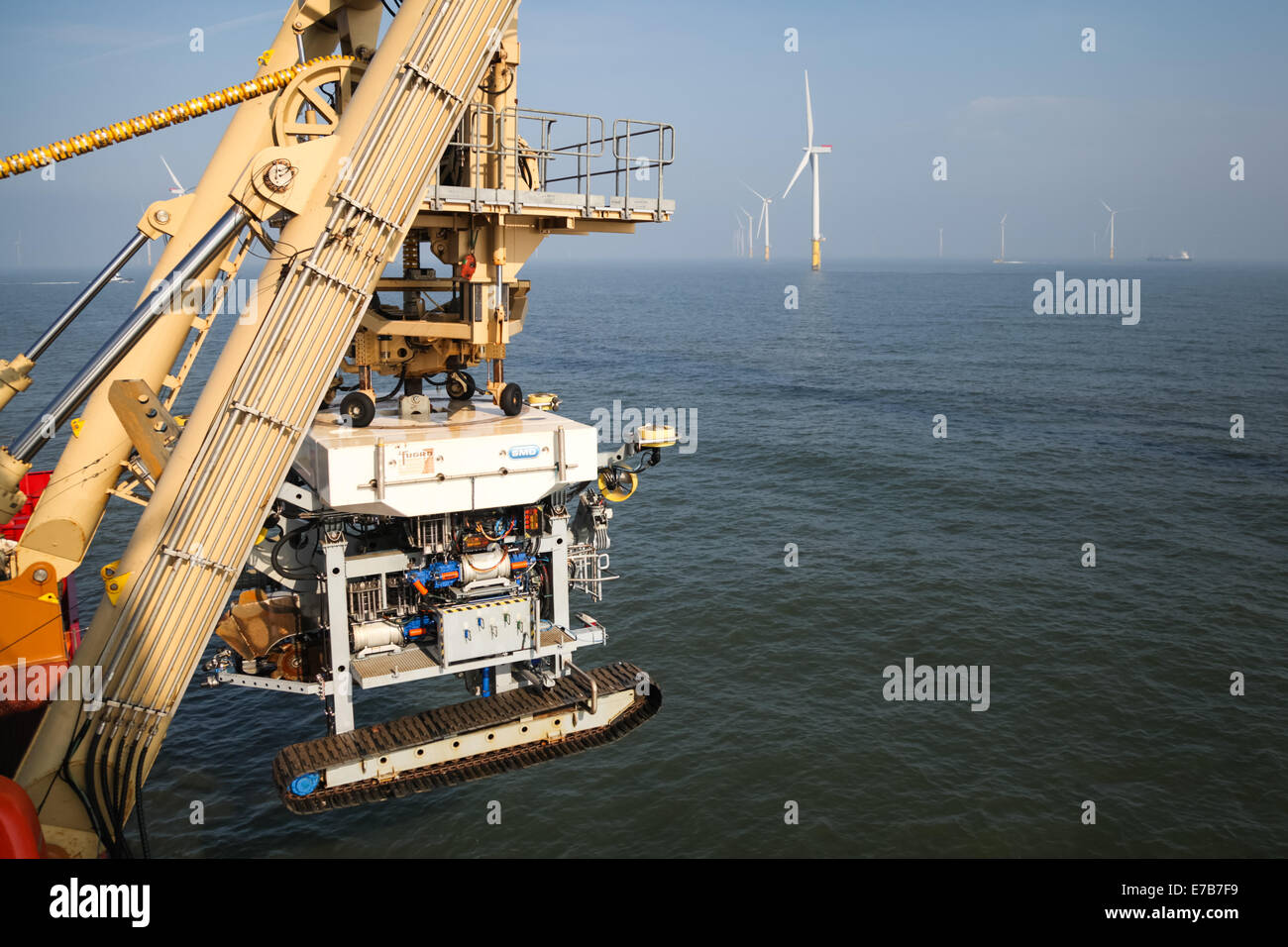 Ein SMD ferngesteuert betrieben Fahrzeug (ROV) Kabel Grabenaushub Crawler arbeiten vor der Küste am Offshore-Windpark Gwynt y Mor Stockfoto