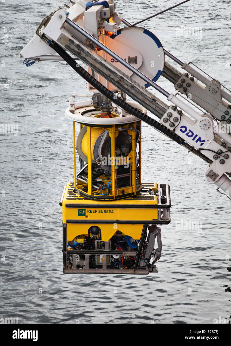 Ein aus der Ferne betrieben Fahrzeug (ROV) arbeiten vor der Küste auf dem Gwynt y Mor Offshore-Windpark Stockfoto