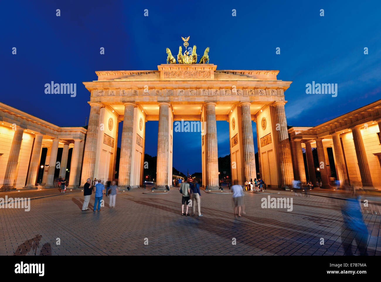 Deutschland, Berlin: Nächtlichen Blick auf das Brandenburger Tor mit Touristen, die Aufnahme von Schnappschüssen Stockfoto