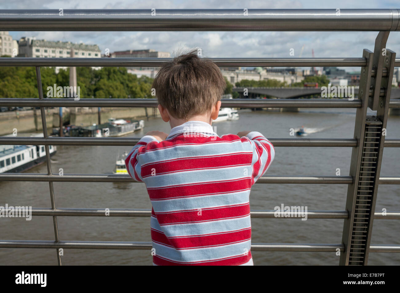 Ein Junge auf einer Brücke Stockfoto