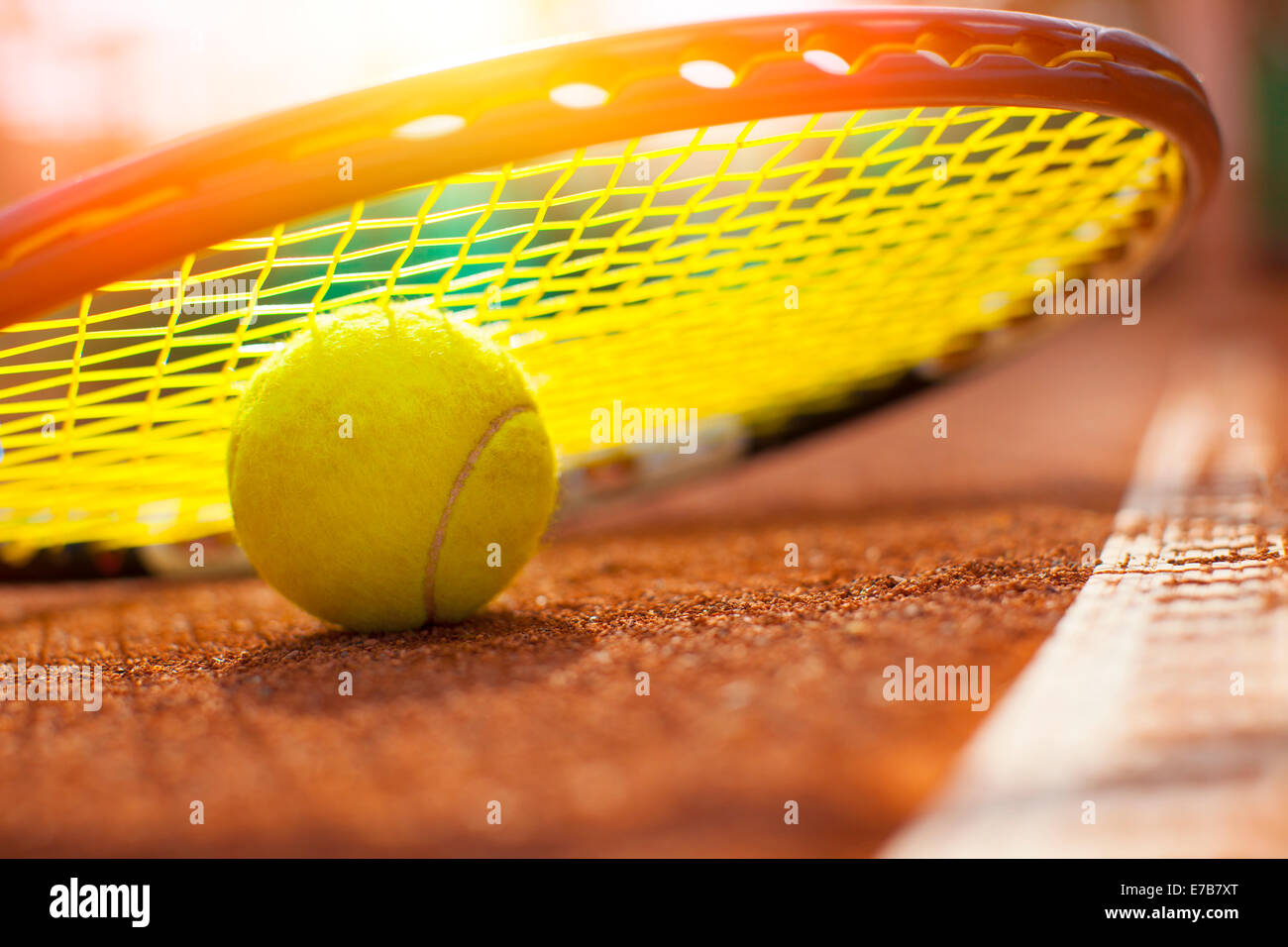 Tennisball auf einem Tennisplatz Stockfoto