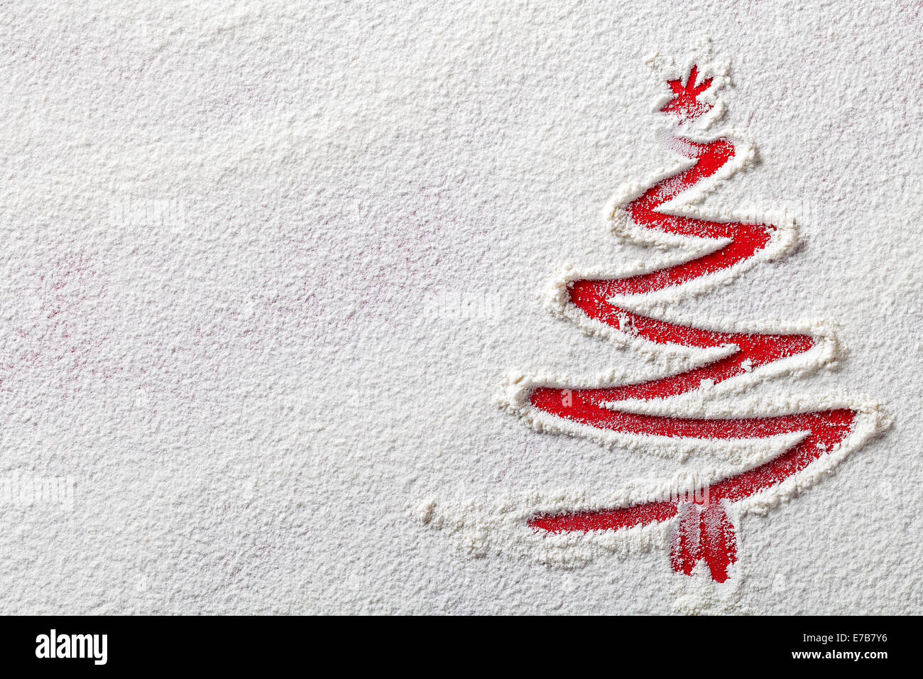 Weihnachtsbaum auf Mehl Hintergrund. Weißes Mehl sieht aus wie Schnee. Ansicht von oben Stockfoto