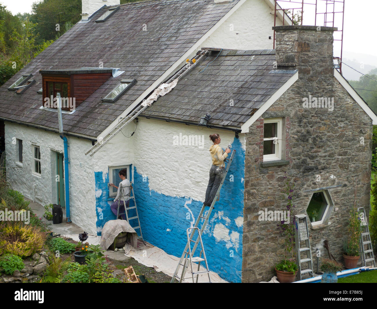 Carmarthenshire Wales UK, 11. September 2014. Thea-Champion und Penny Shipman malen eine Steinhaus auf einem trockenen aber bewölkten Morgen in Carmarthenshire. Sonnenschein ist voraussichtlich Mitte Morgen und warmen Wetter weiterhin die Wolken durchbrechen.  Kathy DeWitt/Alamy Live-Nachrichten Stockfoto