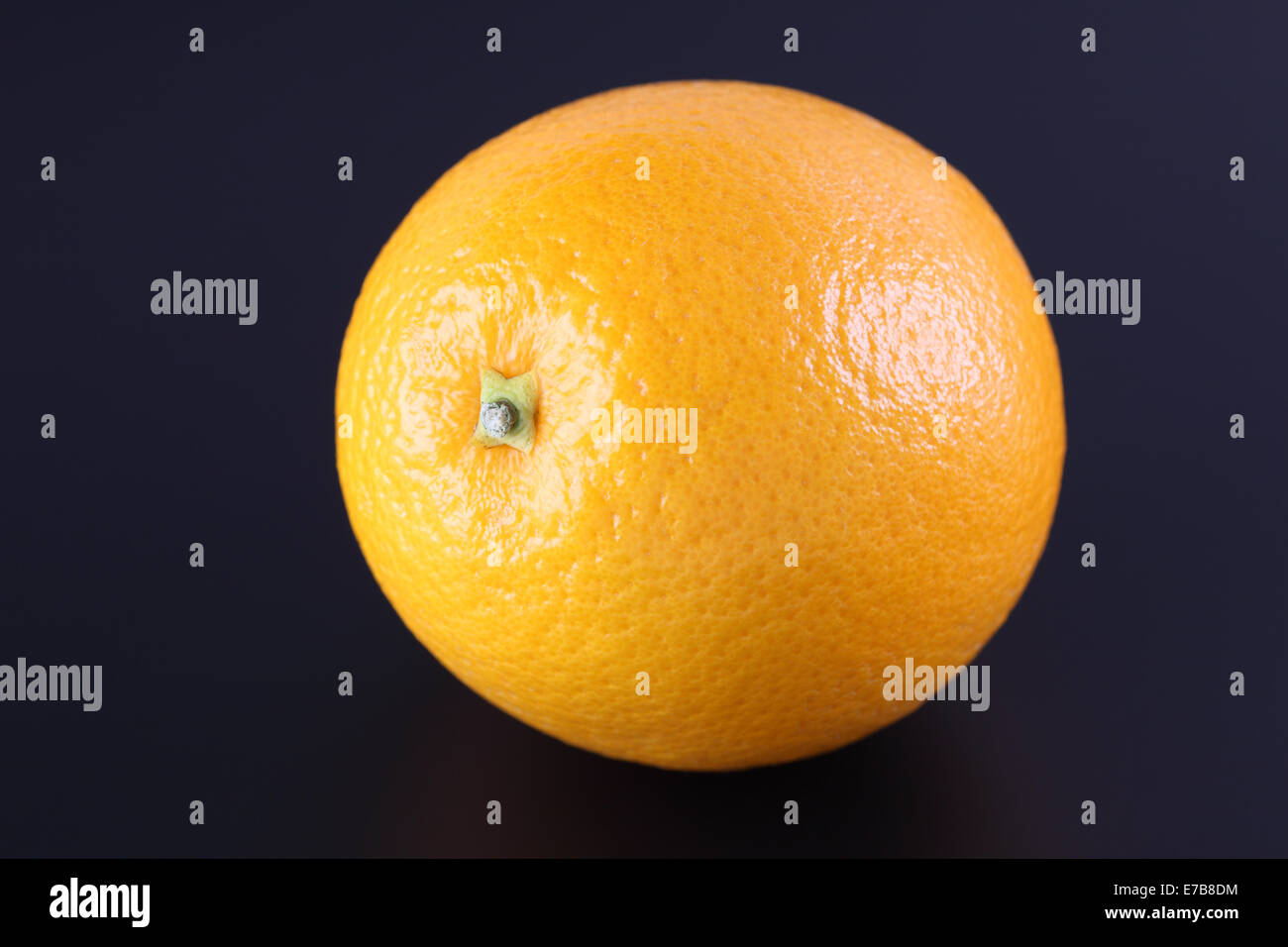 Eine Orange auf schwarzem Hintergrund. Stockfoto