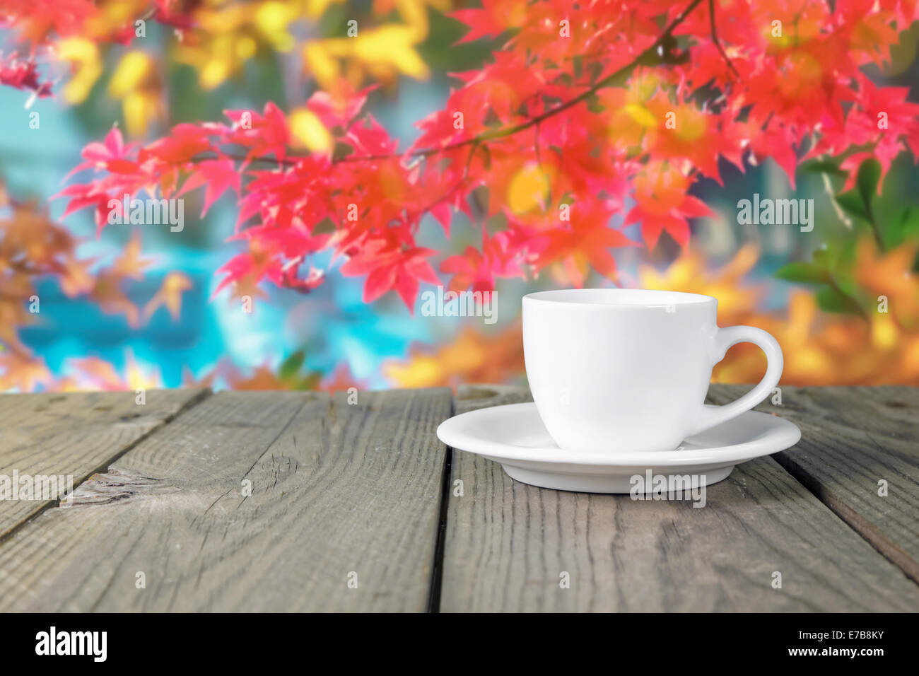 Nahaufnahme eines weißen Kaffeetasse auf Holztisch Stockfoto