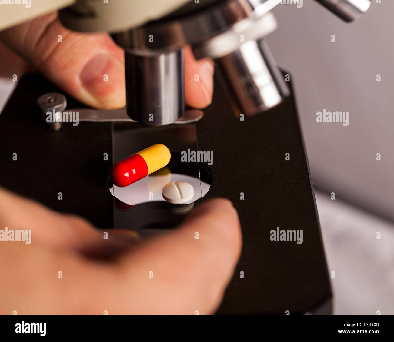 Science-Lab erforschen neuer Medikamente, Mikroskop und Pillen sicher Stockfoto