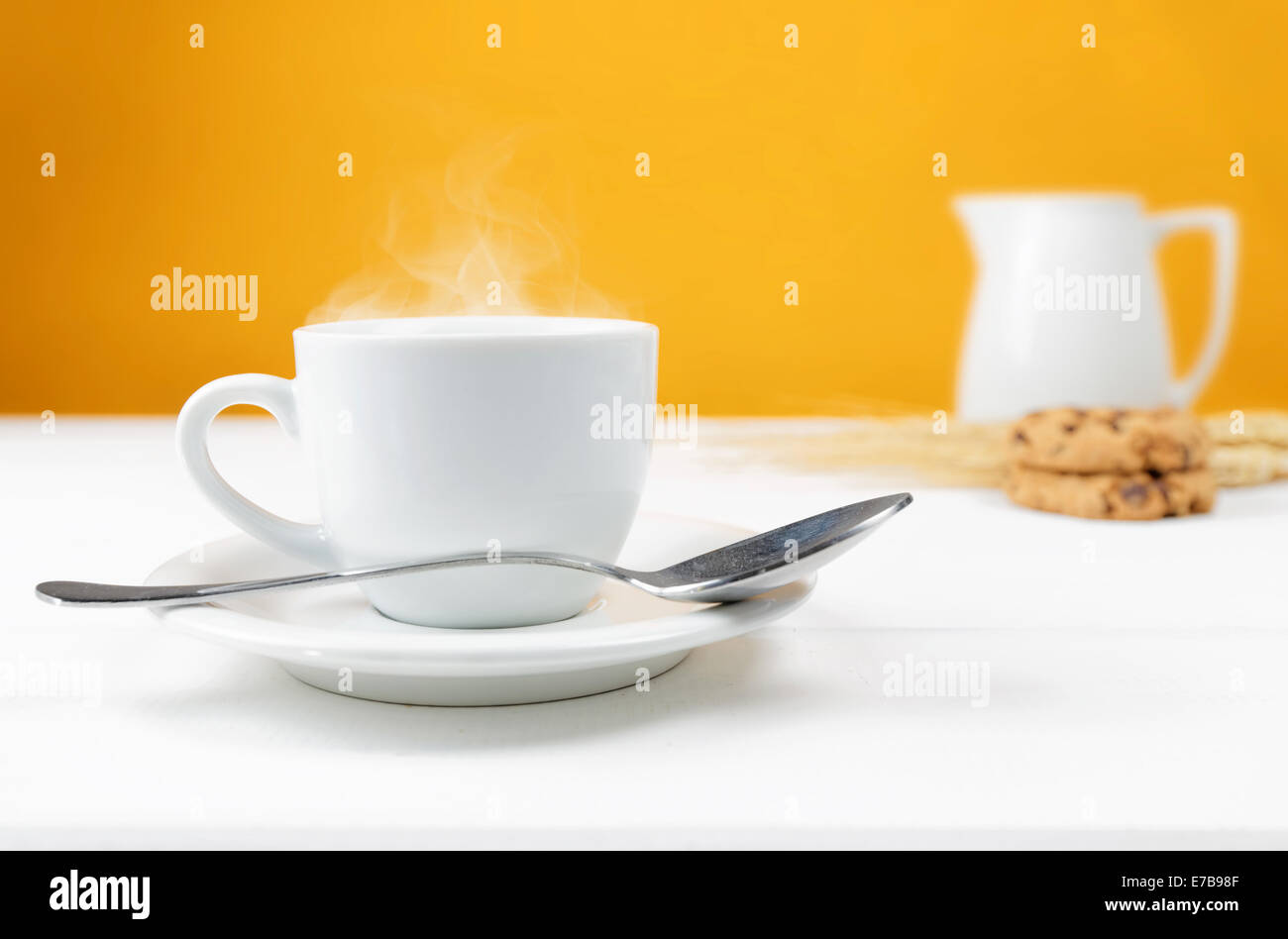 Tasse Heißgetränk auf Holztisch Stockfoto
