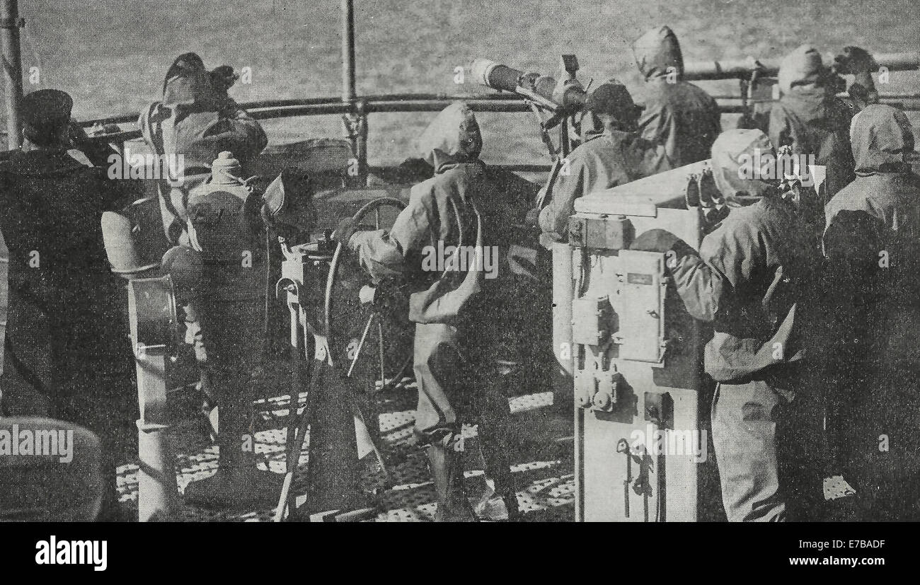 Kampf gegen zwei Gegner auf einmal - diese Kanoniere ist ausgestattet, um erfolgreich gegen u-Boote und kaltem Wetter, 1917 Krieg Stockfoto