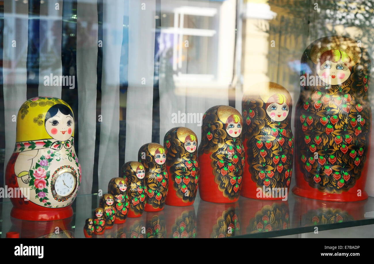 Viele traditionelle russische Matrjoschka-Puppen Stockfoto