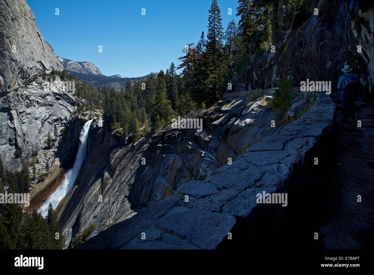 Nevada Fall und Wanderer auf den Nebel Trail, Yosemite-Nationalpark, Kalifornien, USA Stockfoto