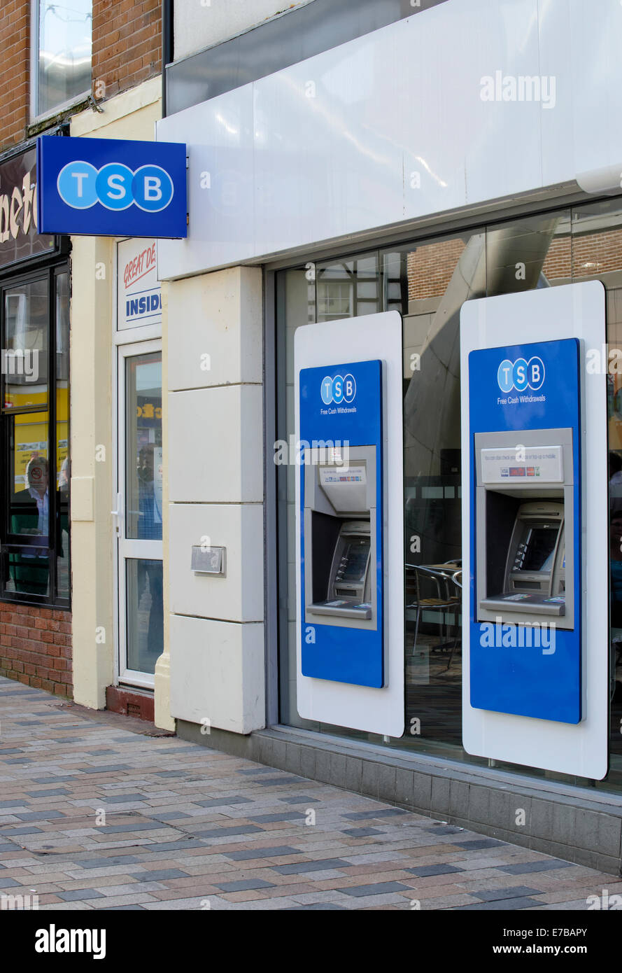 Zwei Geldautomaten außerhalb einer Niederlassung der TSB Bank Stockfoto