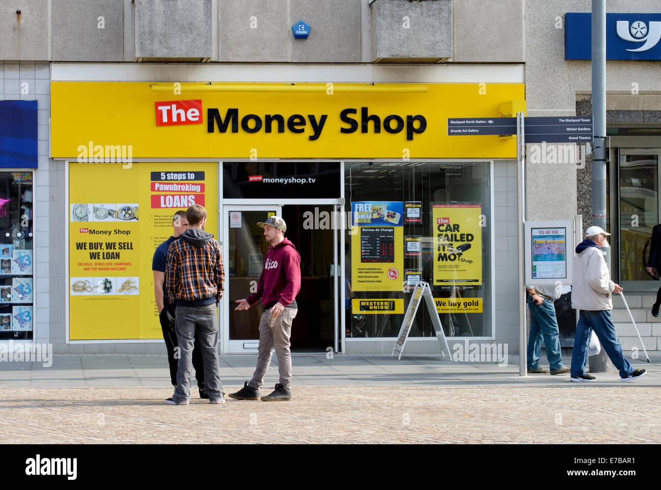 Personen, die außerhalb einer Niederlassung der Geld Shop (pfandleiher) Stockfoto