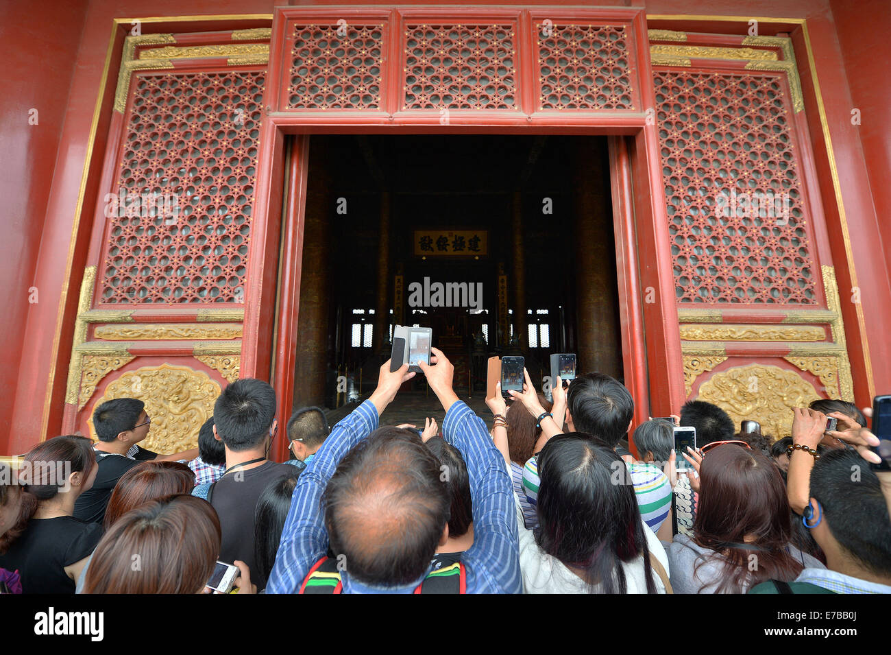 Peking, China. 12. Sep, 2014. Touristen fotografieren im Inneren der Halle der höchsten Harmonie in das Palastmuseum in Peking, Hauptstadt von China, 12. September 2014. Ins Leben gerufen durch das Palastmuseum, auch bekannt als die Verbotene Stadt, bietet ein Studienprogramm halben Preis Eintrittskarten für diejenigen, die nach 14:00 am Freitag, Samstag und Sonntag dieser Woche besuchen, um den Druck der Überbelegung während der Stoßzeiten zu lindern. Bildnachweis: Li Xin/Xinhua/Alamy Live-Nachrichten Stockfoto