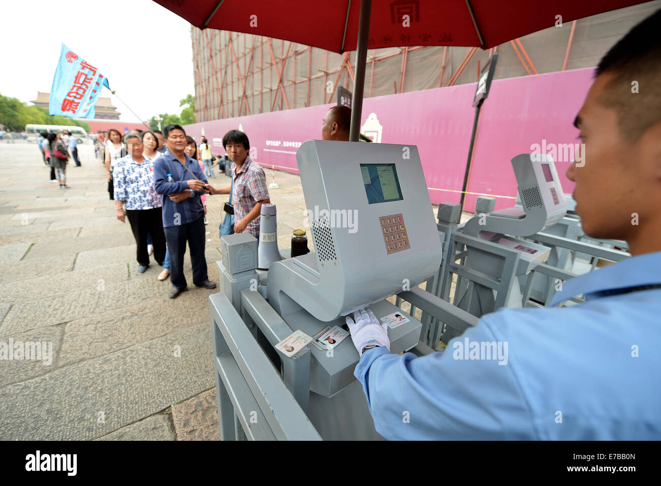 Peking, China. 12. Sep, 2014. Ein Mitarbeiter überprüft, ID-Karten von Besuchern, die zu halten off-Peak-Tickets am Eingang das Palastmuseum in Peking, Hauptstadt von China, 12. September 2014 abgezinst. Ins Leben gerufen durch das Palastmuseum, auch bekannt als die Verbotene Stadt, bietet ein Studienprogramm halben Preis Eintrittskarten für diejenigen, die nach 14:00 am Freitag, Samstag und Sonntag dieser Woche besuchen, um den Druck der Überbelegung während der Stoßzeiten zu lindern. Bildnachweis: Li Xin/Xinhua/Alamy Live-Nachrichten Stockfoto