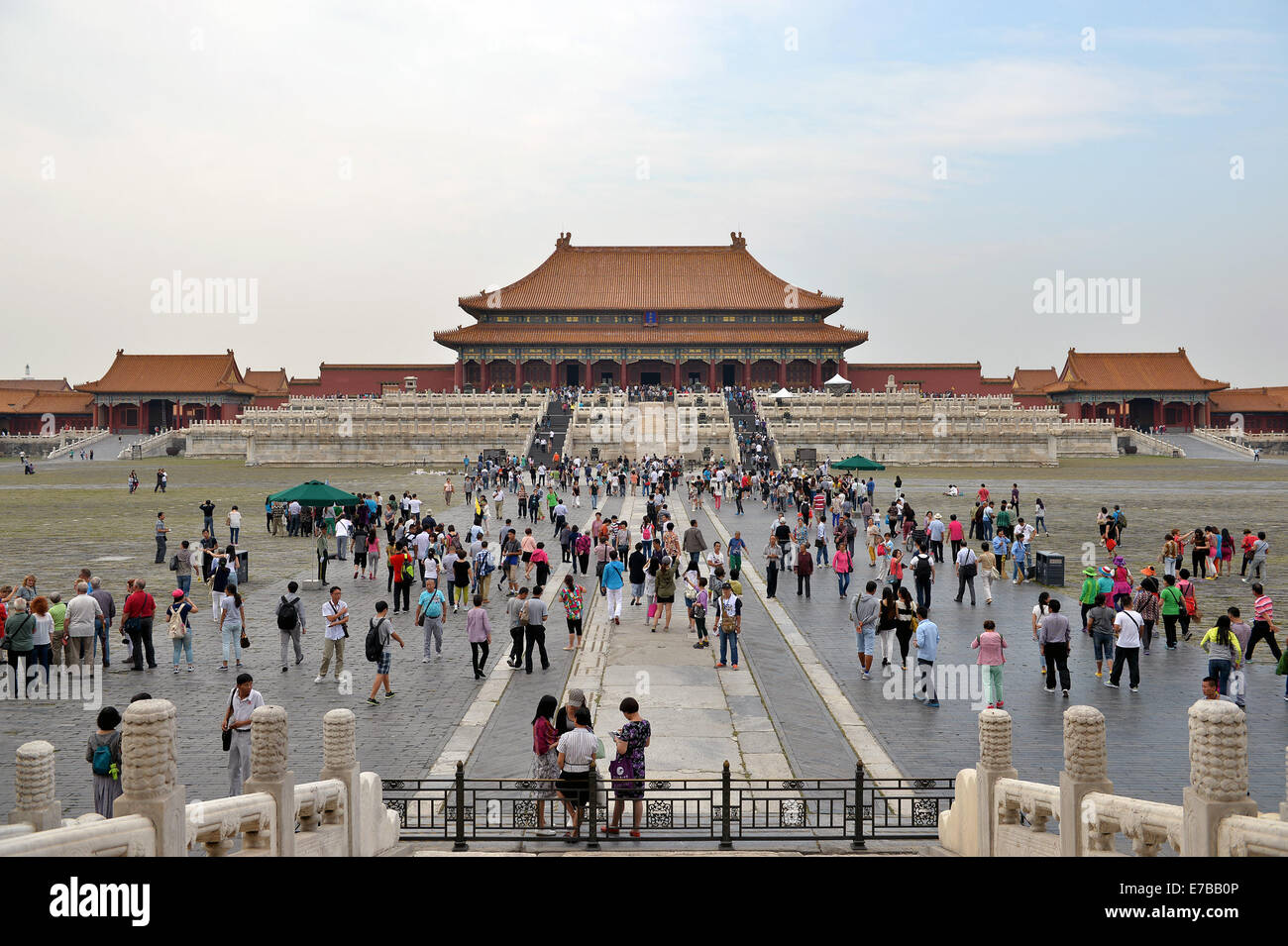 Peking, China. 12. Sep, 2014. Menschen besuchen das Palastmuseum in Peking, Hauptstadt von China, 12. September 2014. Ins Leben gerufen durch das Palastmuseum, auch bekannt als die Verbotene Stadt, bietet ein Studienprogramm halben Preis Eintrittskarten für diejenigen, die nach 14:00 am Freitag, Samstag und Sonntag dieser Woche besuchen, um den Druck der Überbelegung während der Stoßzeiten zu lindern. Bildnachweis: Li Xin/Xinhua/Alamy Live-Nachrichten Stockfoto