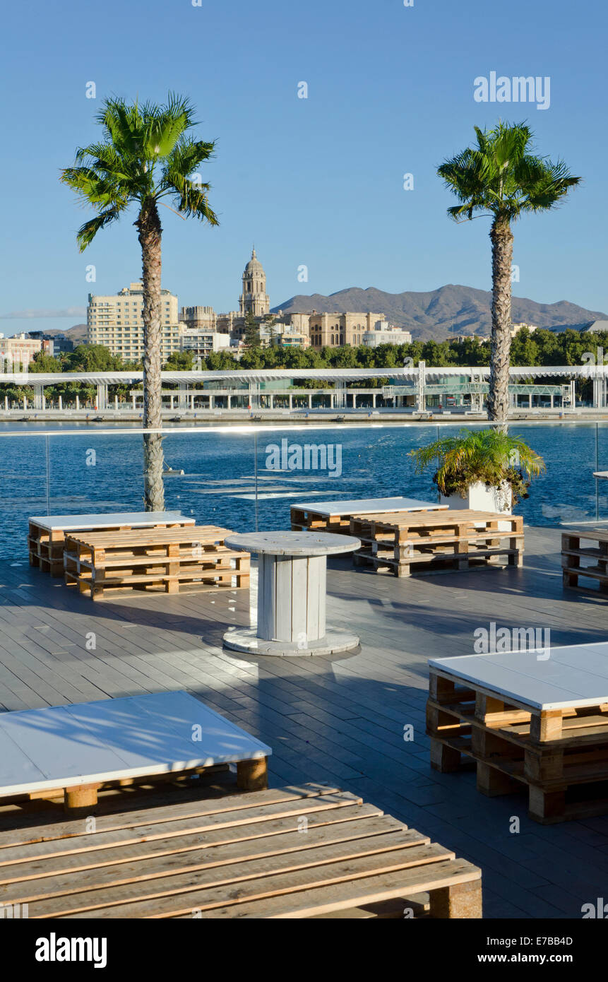 Leere Terrasse hergestellt aus Paletten und Flaschenzügen, im Hafen von Malaga, Malaga, Andalusien, Südspanien. Stockfoto