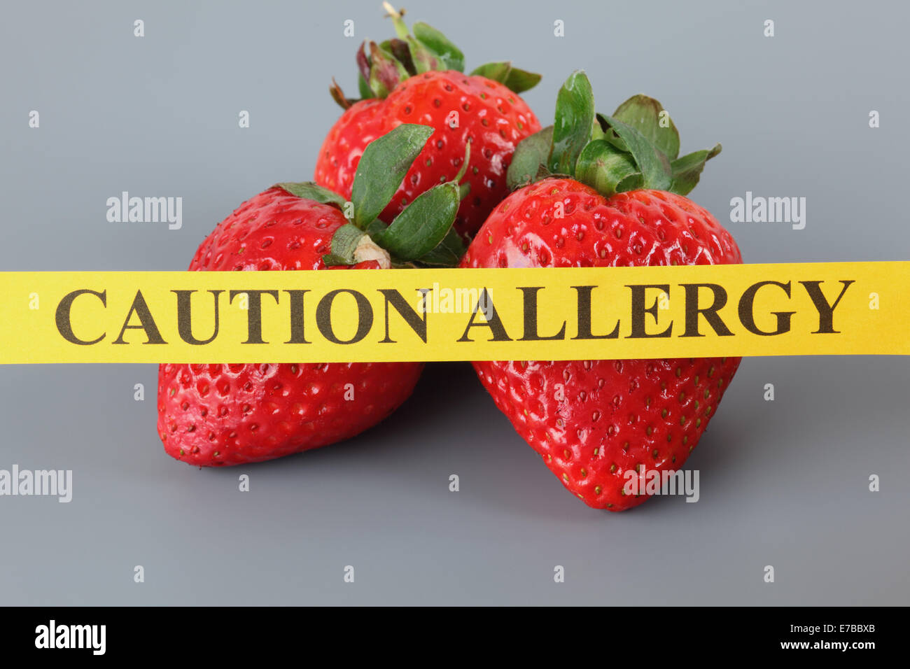 Erdbeer-Allergie-Konzept. Gelbes Papier mit den Worten "Vorsicht Allergie" auf Erdbeere. Stockfoto
