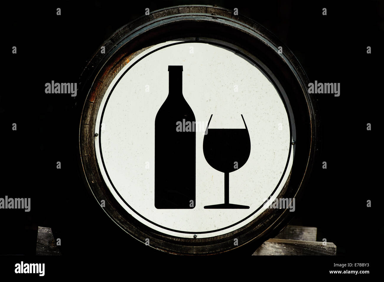 Weingut Roadsign/Logo auf einem Fass eine Flasche Wein und Glas. Stockfoto