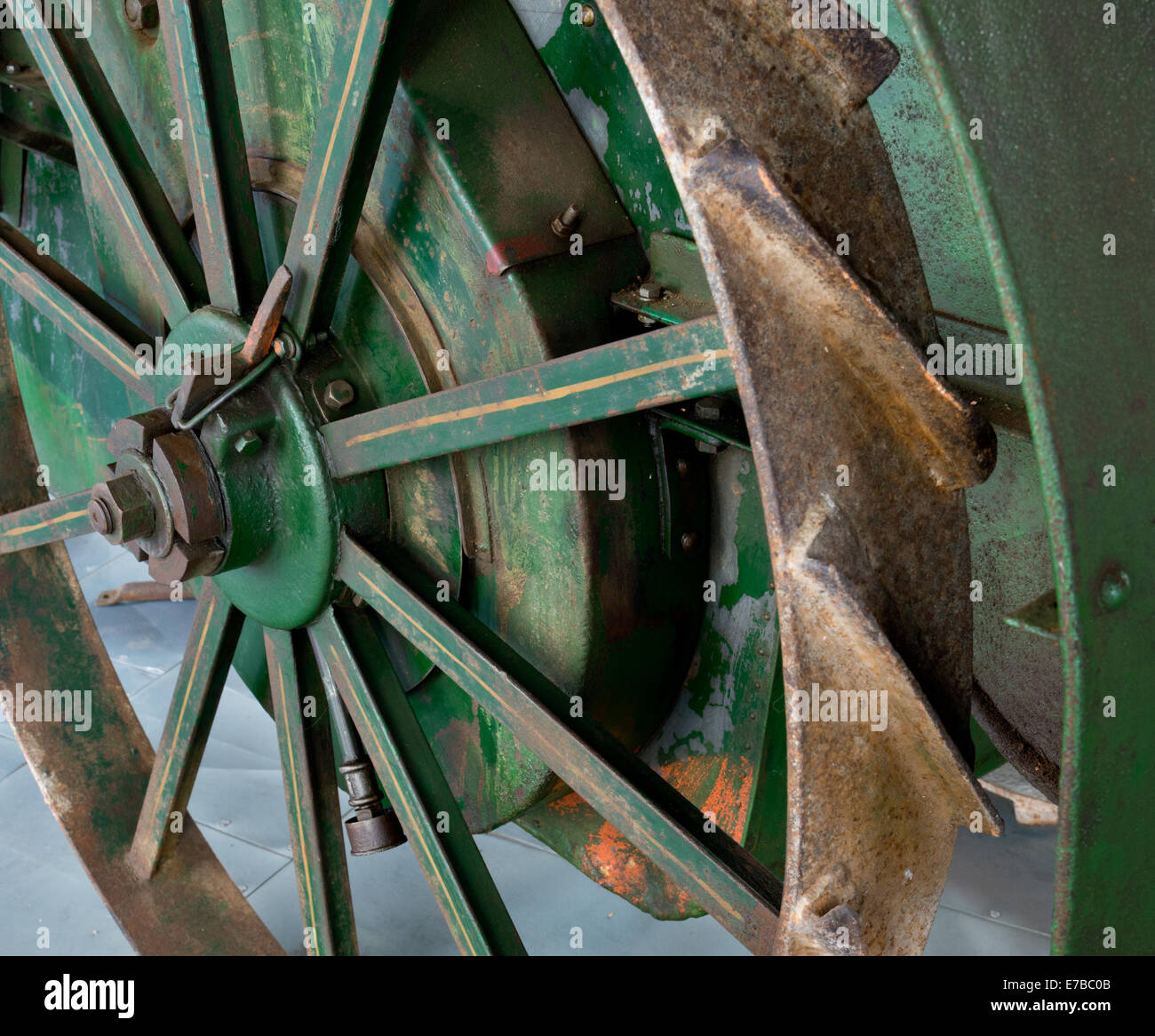 ein Detail der alten rostigen Traktor Rad Stockfoto