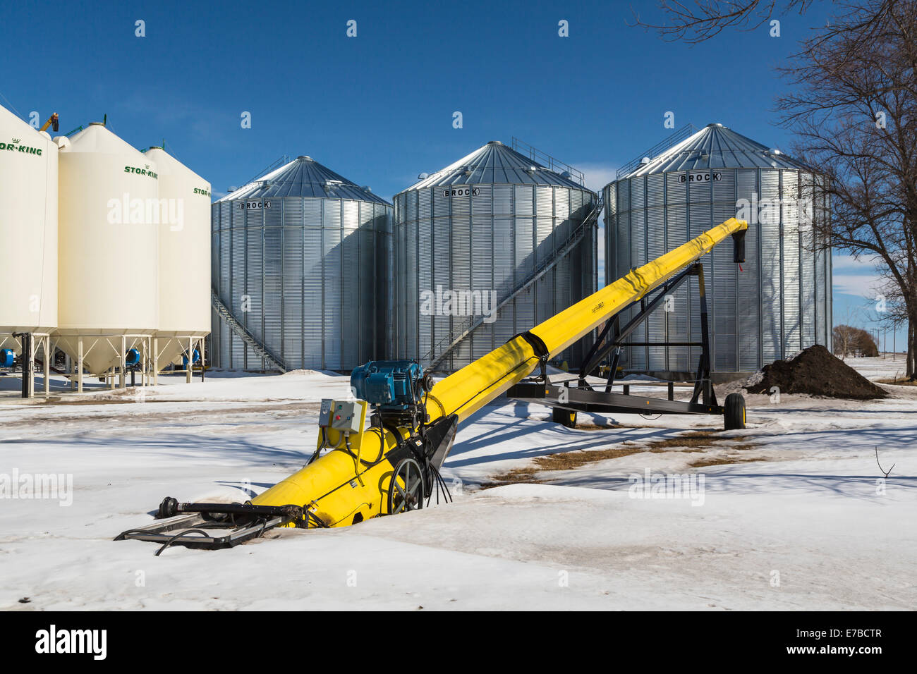Korn-Lagerplätze auf dem Froese-Bauernhof im Winter in der Nähe von Winkler, Manitoba, Kanada. Stockfoto