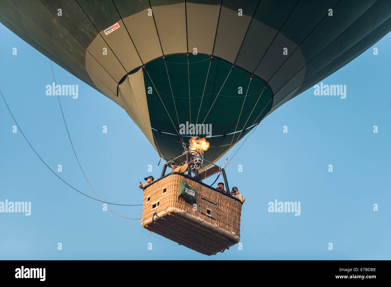 Heißluftballon mit Passagieren, Bagan, Mandalay Region, Myanmar Stockfoto