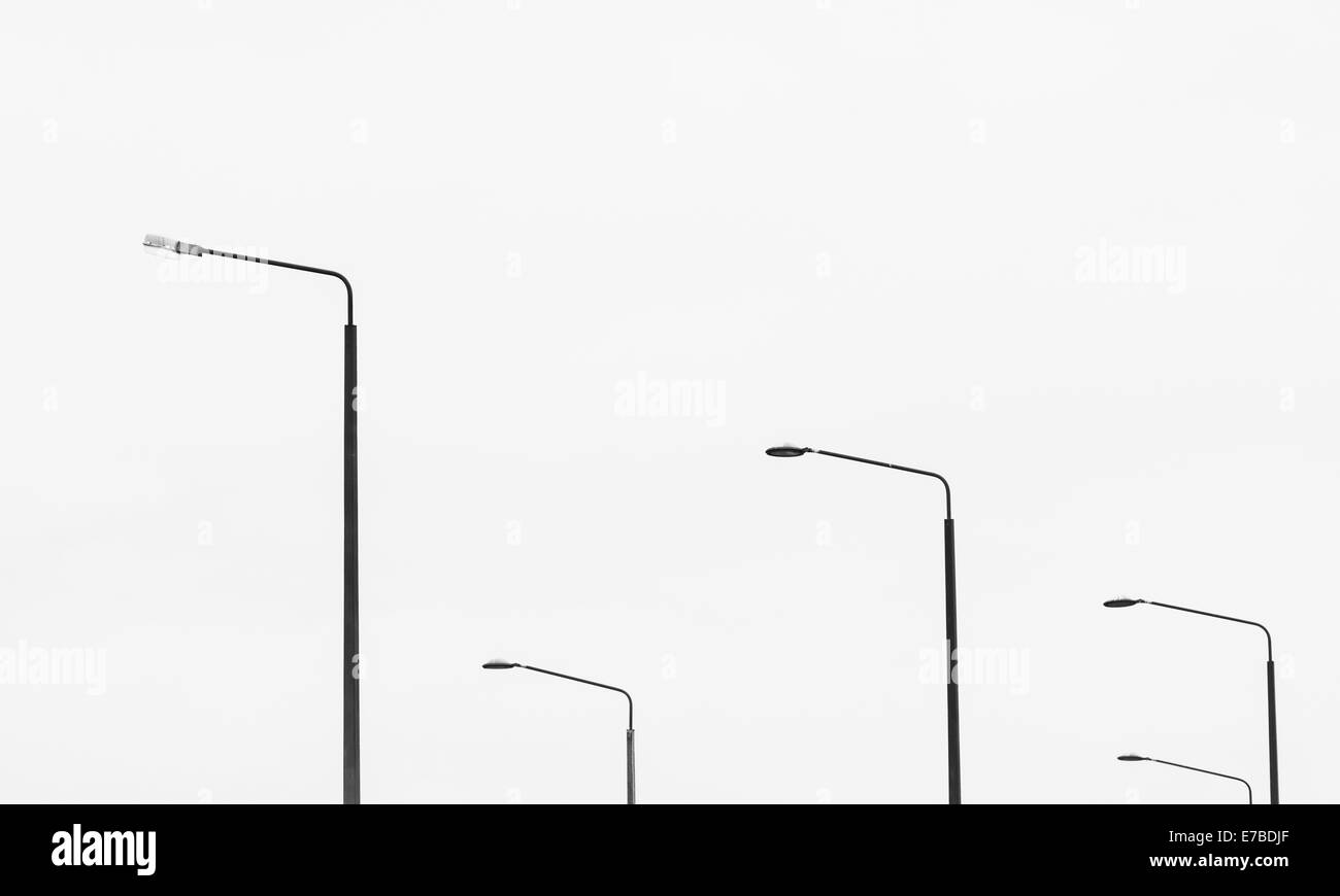 Fünf Straßenlaternen und Himmel. Städtisches Motiv mit Einfachheit und Abwesenheit. Stockfoto
