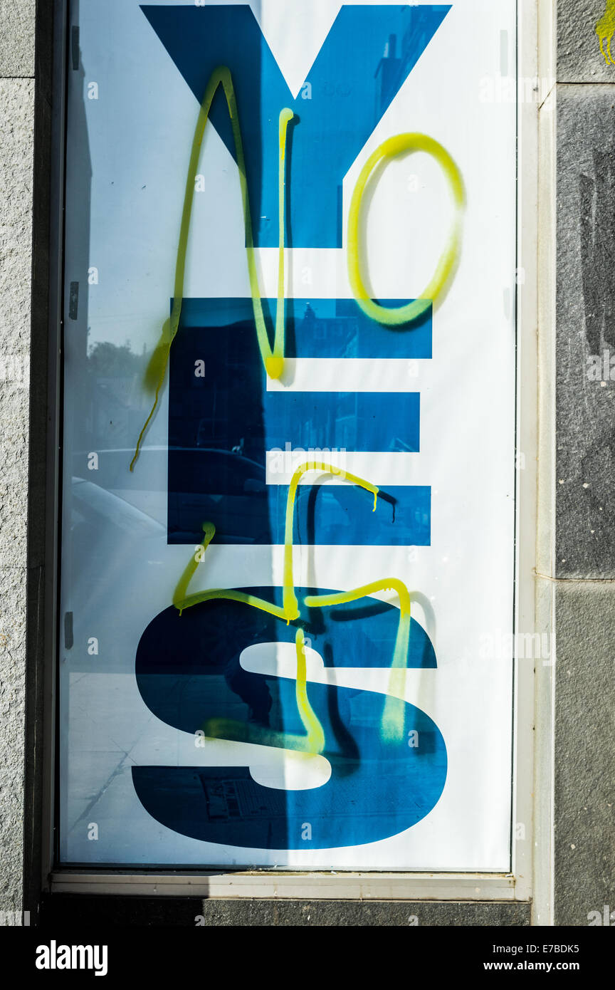Nein und Hakenkreuz gesprüht über ein Ja schottische Unabhängigkeit Plakat im Fenster des Mietgegenstandes Newington und Southside Kampagne Stockfoto
