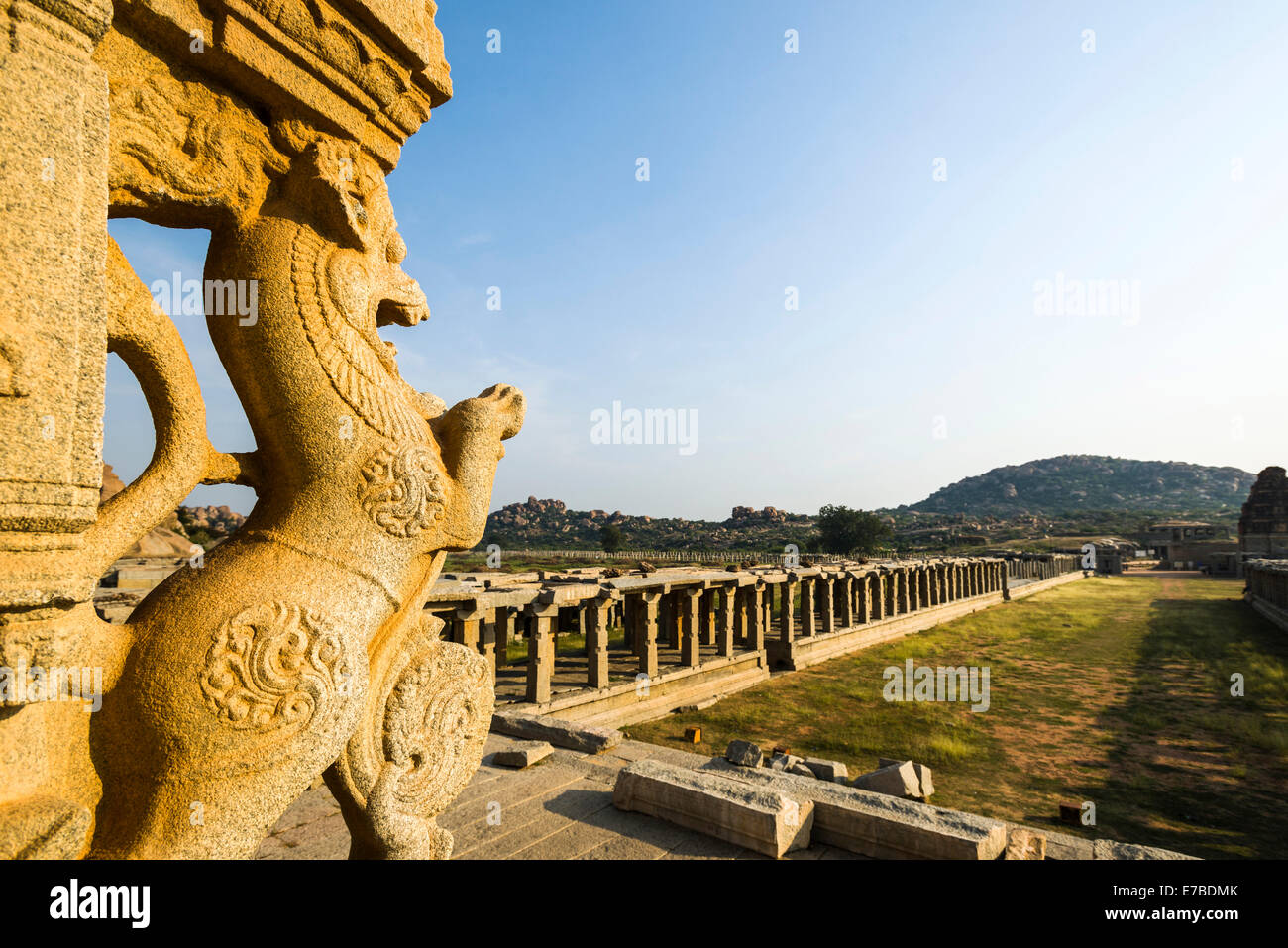 Eine unbenannte Shiva-Tempel, zerstörte Stadt Vijayanagara, UNESCO-Weltkulturerbe, Hampi, Karnataka, Indien Stockfoto
