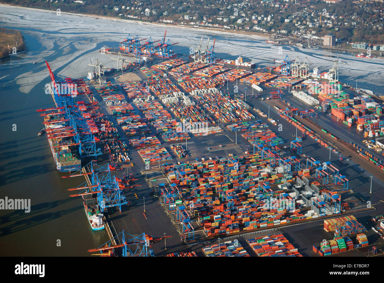 HHLA Container Terminal Burchardkai im Winter mit Eis auf der Elbe, Hamburg, Deutschland Stockfoto