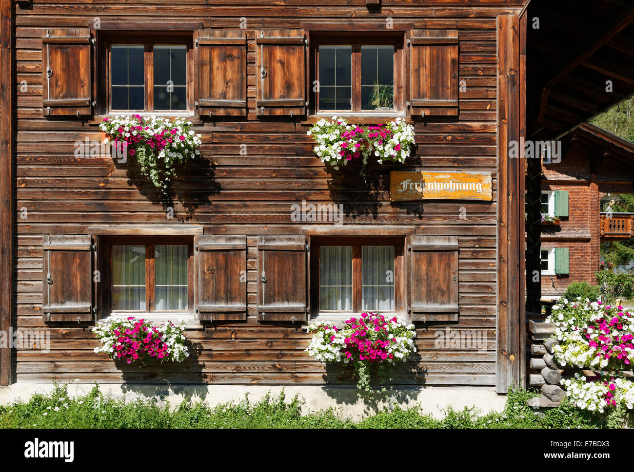 Holzhaus mit einem Schild "Ferienwohnung", Deutsch für "Ferienwohnung", Gaschurn, Montafon, Vorarlberg, Österreich Stockfoto