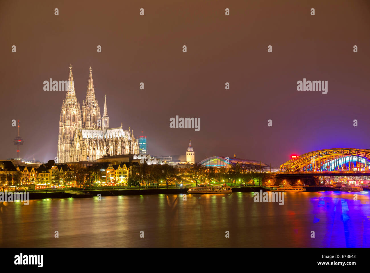 Skyline von Köln bei Nacht, Köln, Rheinland, Nordrhein-Westfalen, Deutschland Stockfoto