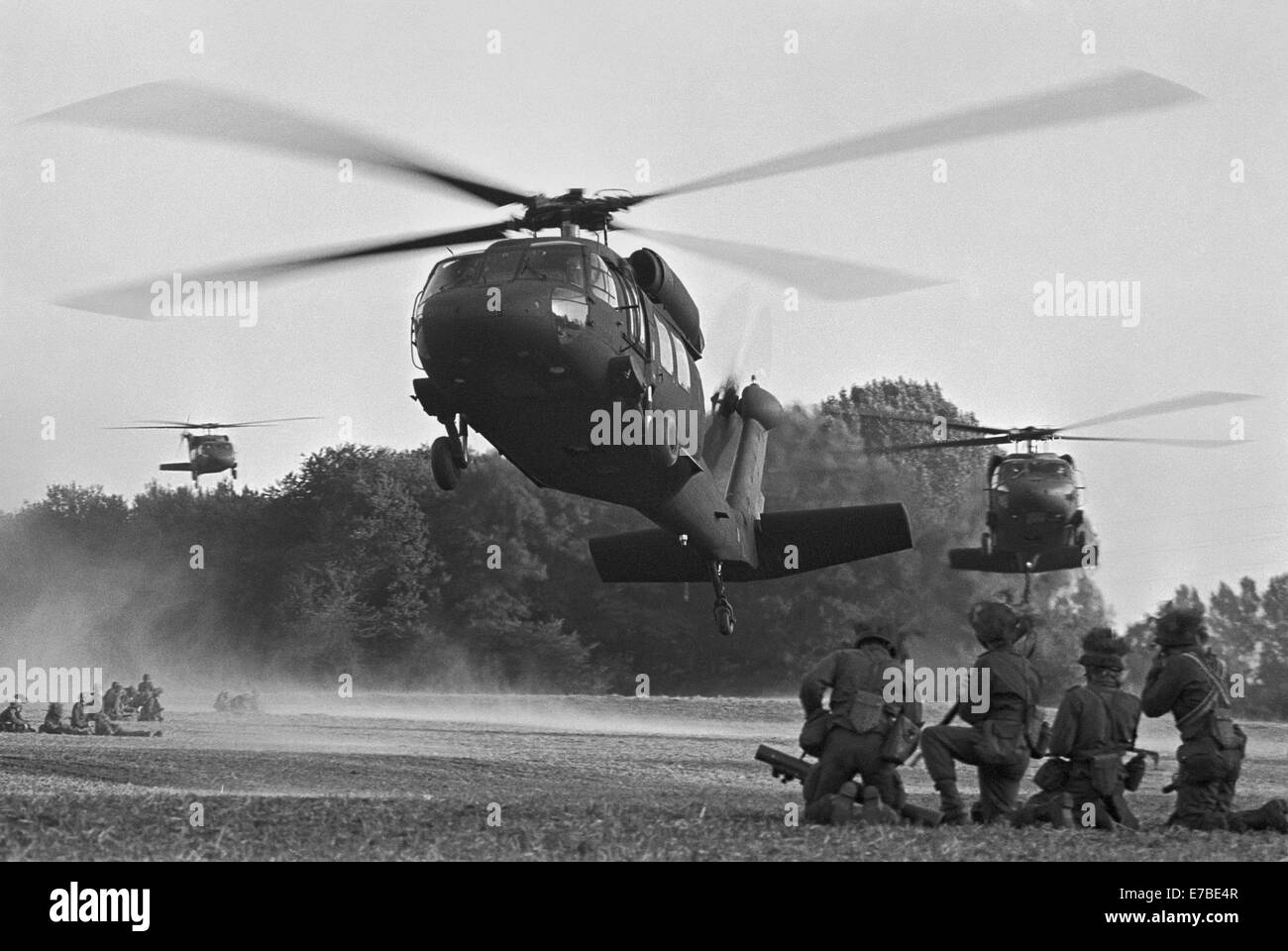 NATO-Übungen in den Niederlanden, U.S.Army Blackhawk Hubschrauber, Wiederherstellung von niederländischen Soldaten nach einer Operation (Oktober 1983) Stockfoto