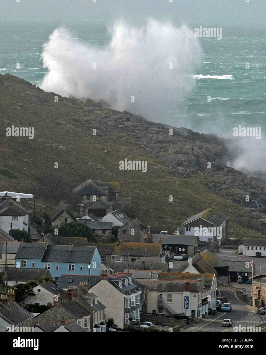 Wellen in der Strandpromenade Sennen Cove in Cornwall, abstürzen, wie Stürme weiterhin auf den Südwesten Englands Teig. Stockfoto