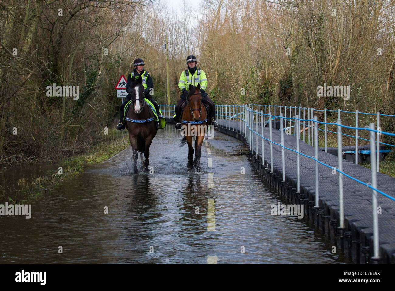 Avon und Somerset Polizei führen eine berittene Patrouille um Diebe abzuschrecken, die Vorteile von Überschwemmungen genommen haben. Stockfoto