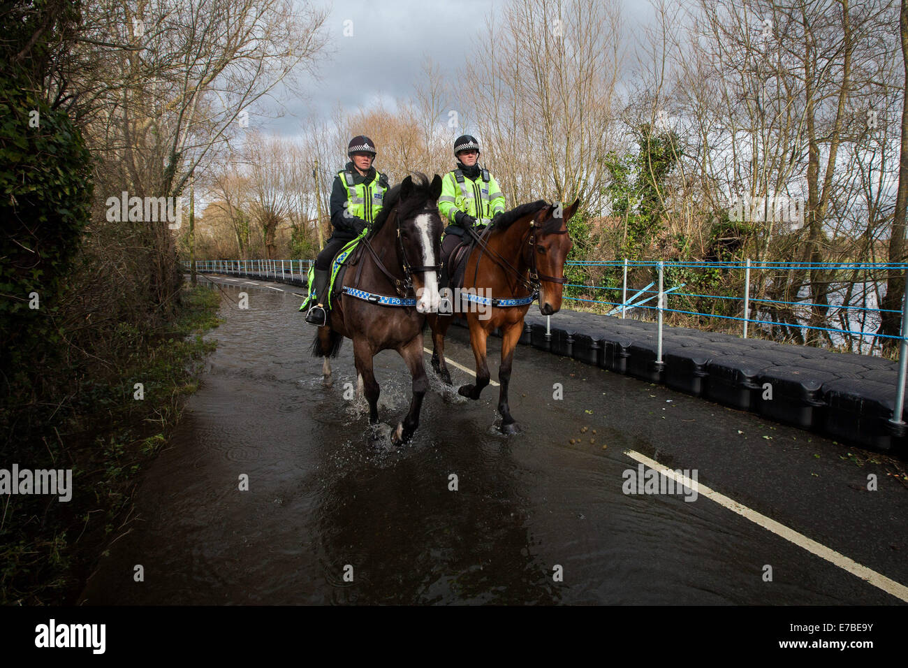Avon und Somerset Polizei führen eine berittene Patrouille um Diebe abzuschrecken, die Vorteile von Überschwemmungen genommen haben. Stockfoto