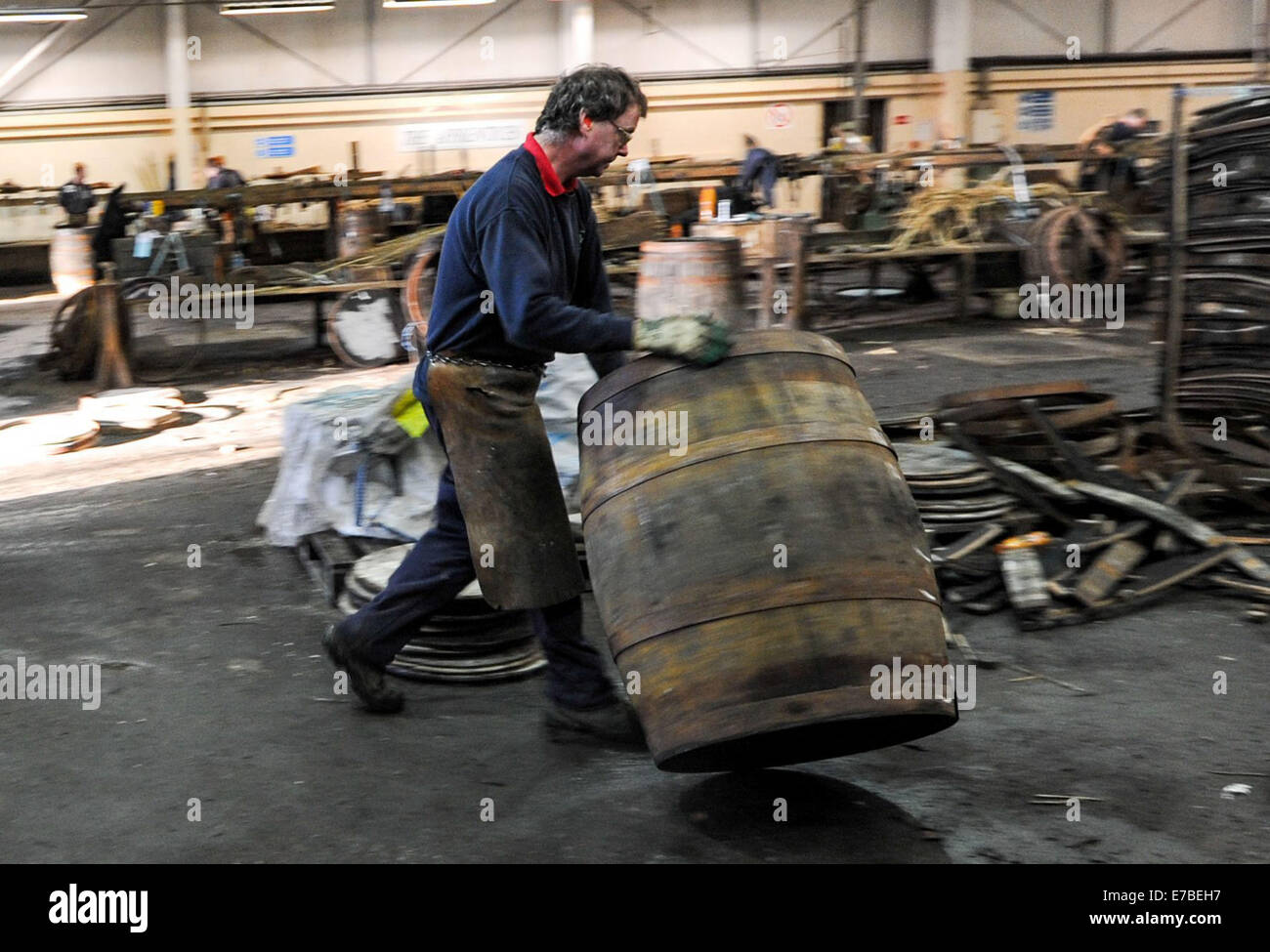 Coopers arbeiten an Whisky-Fässern in der Speyside Cooperage in Craigellachie, Schottland. Stockfoto