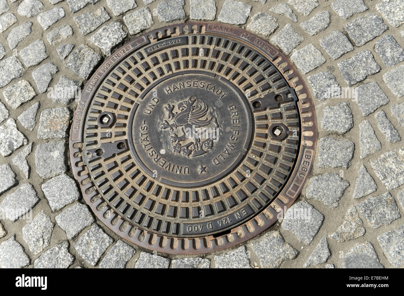 Gusseisen Abfluss Abdeckung in Greifswald, Deutschland. Stockfoto