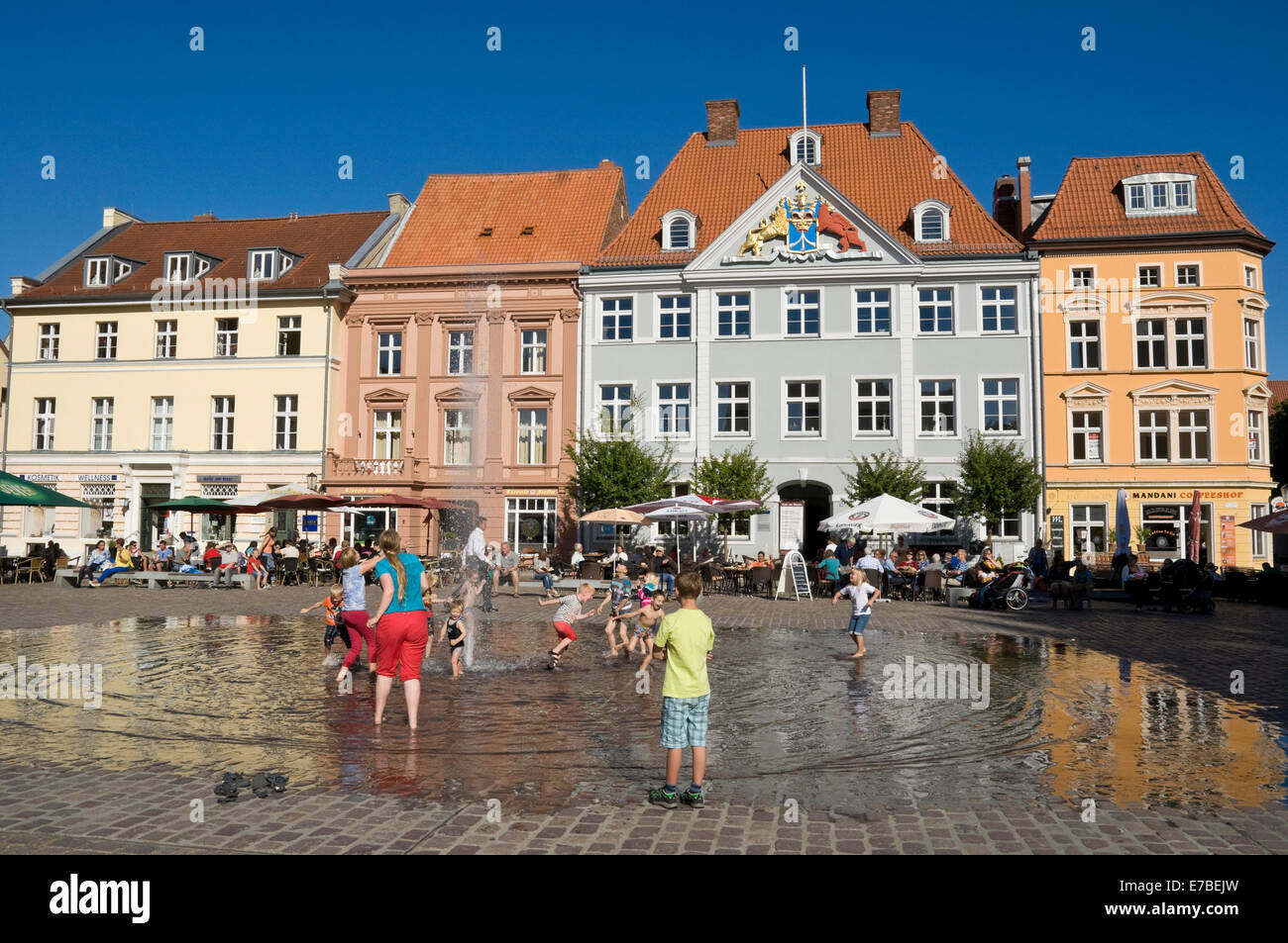 Kinder spielen in den Brunnen am alten Marktplatz in Stralsund, Deutschland. Stockfoto