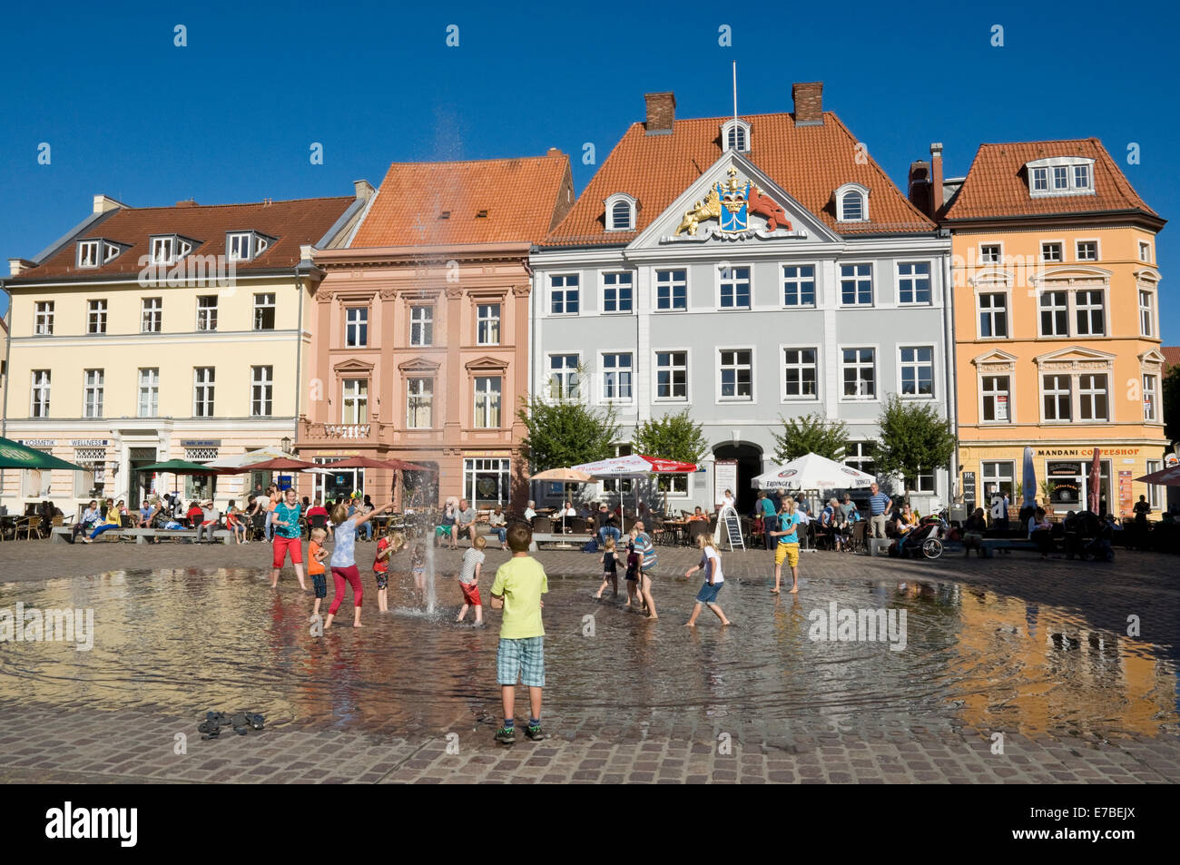 Kinder spielen in den Brunnen am alten Marktplatz in Stralsund, Deutschland. Stockfoto
