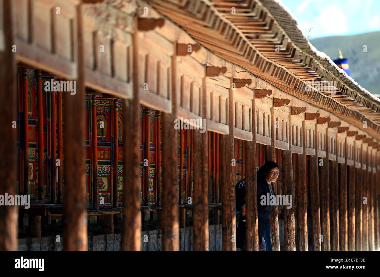 (140912)--XIAHE, 12. September 2014 (Xinhua)--A tibetischen Buddhismus Gläubigen besucht einen Gebetsmühle Korridor im Kloster Labrang in Xiahe County der Gannan tibetischen autonomen Präfektur im Nordwesten Chinas Provinz Gansu, 2. September 2014. Labrang Kloster, einem großen tibetischen Buddhismus-Kloster in China, erlebt die größte Renovierung Programm seit seiner Gründung im Jahre 1709. Die Renovierung, die im April 2013 gestartet, soll ersetzen Stein- und hölzernen Strukturen innerhalb des Klosters, die von den Jahren abgenutzt. Das Labrang Kloster bleibt offen für die Öffentlichkeit während der Stockfoto