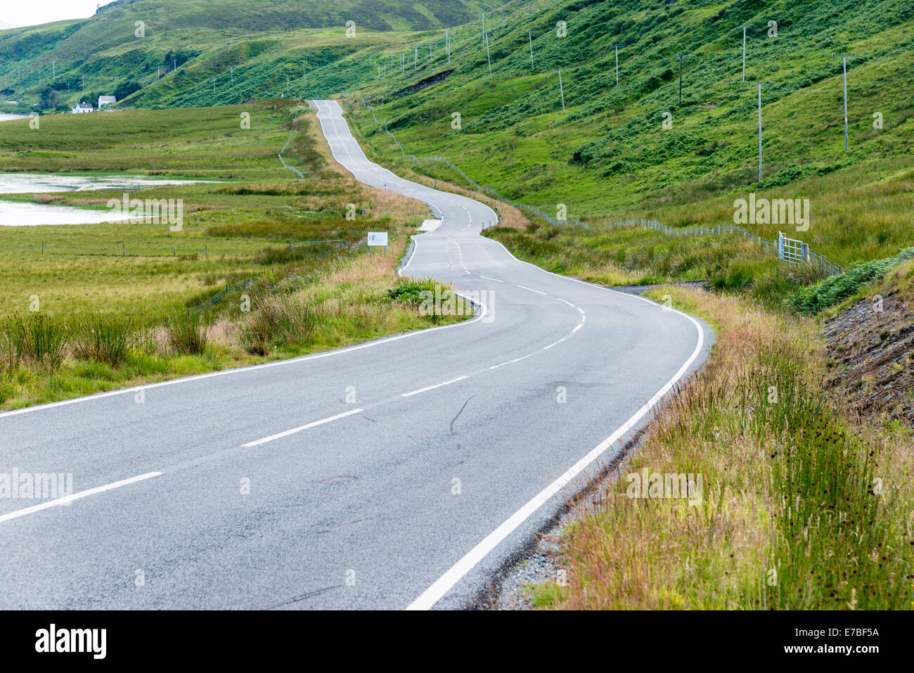 Eine leere Landstraße in Landschaft in Isle Of Skye Schottland Großbritannien führt in die Ferne und den Horizont Stockfoto