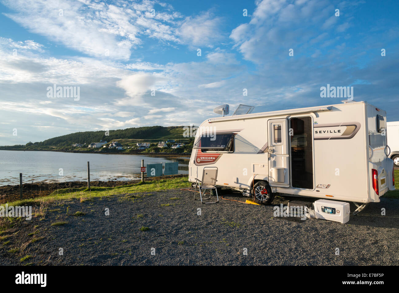 Bailey Sevilla Wohnwagen geparkt auf einem Stellplatz am See Loch Dunvegan Isle Of Skye Scotland in goldene Abendsonne Stockfoto