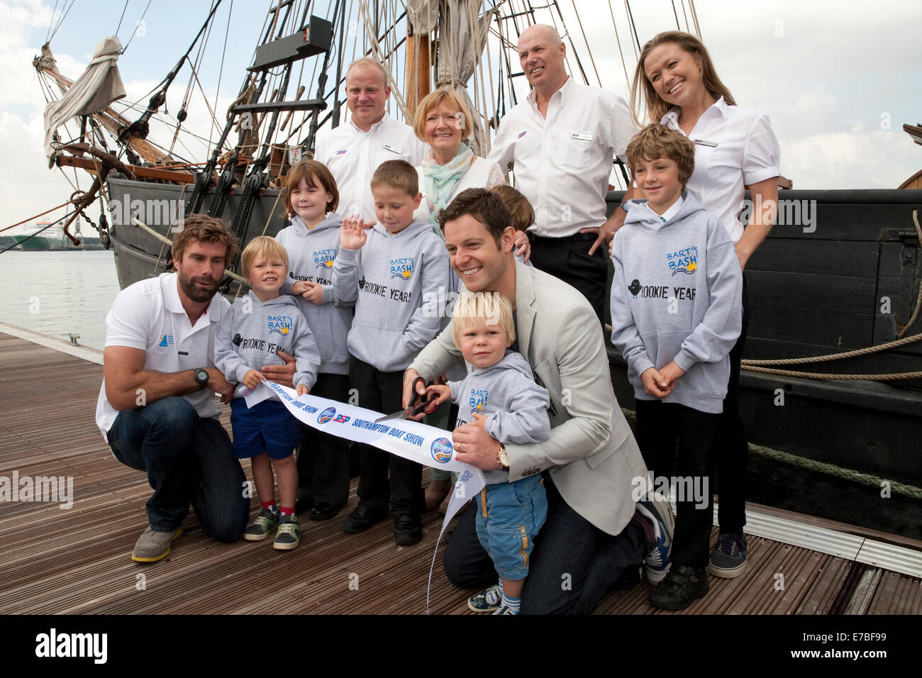 Kinder aus dem Andrew Simpson Segeln Foundation Charity posieren mit Matt Baker und Iain Percy auf der Southampton Boat show 2014. Stockfoto