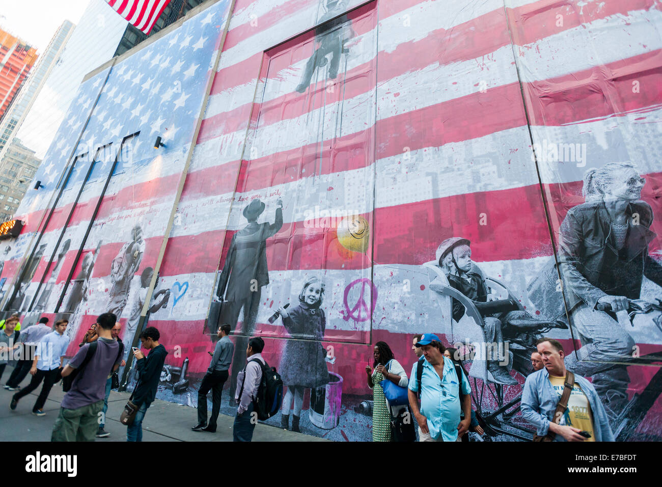 New York, USA. 11. September 2014. Ein Wandbild des Künstlers Mr. Brainwash ist auf der Seite das Century 21 Kaufhaus gegenüber dem World Trade Center in New York auf Donnerstag, 11. September 2014 zu sehen. Das Wandbild umfasst die gesamte Seite des Ladens und bleibt für drei Wochen. Mr. Brainwash ist die "Nom de Kunst" der 48 Jahre alte Künstler Thierry Guetta in der Banksy Film "Exit Through the Geschenk Shop" gekennzeichnet. Bildnachweis: Richard Levine/Alamy Live-Nachrichten Stockfoto