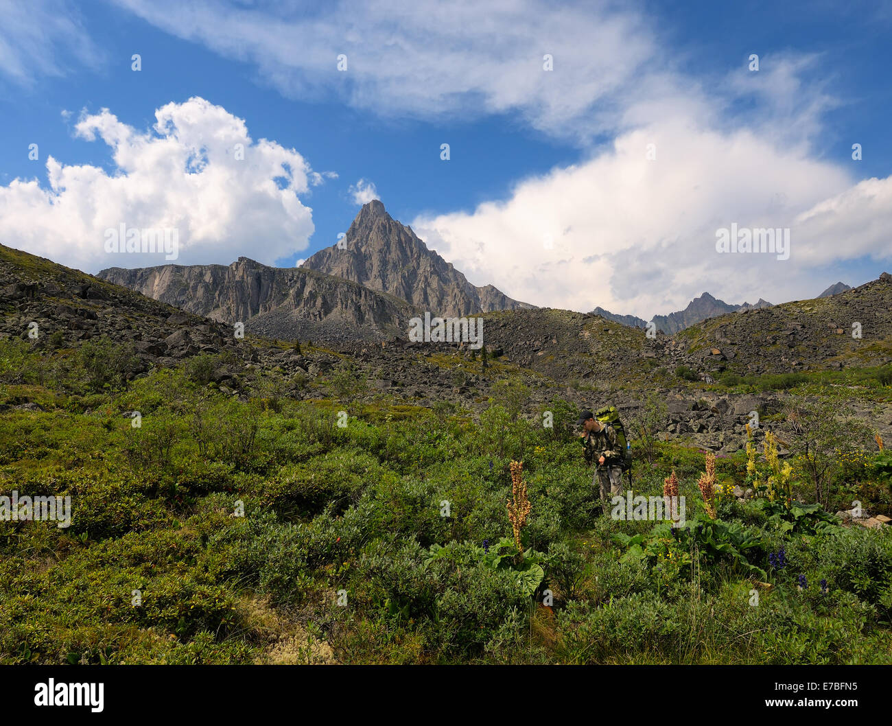 Touristen auf der Alp. TUNKA Grat. Sajan-Gebirge. Republik Burjatien Stockfoto