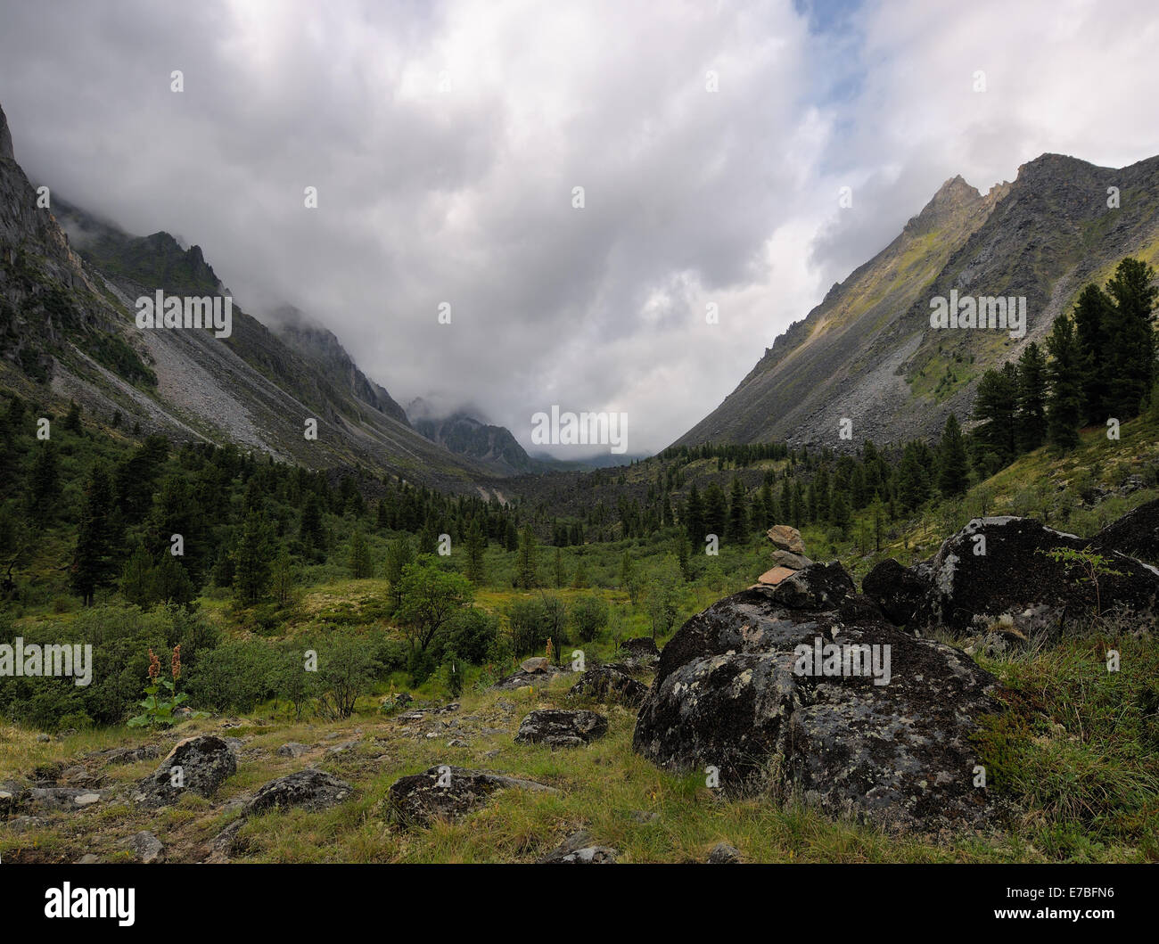 Bergtal. Zun-Handagay. TUNKA Grat. Sajan-Gebirge. Republik Burjatien Stockfoto