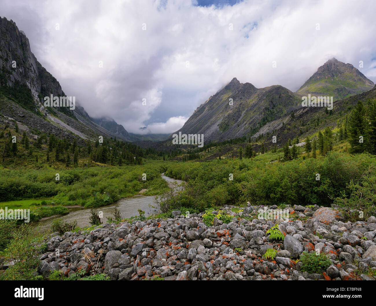 Im Tal von einem Bergfluss. Zun-Handagay. Tunka Ridge. Sajan-Gebirge. Republik Burjatien Stockfoto