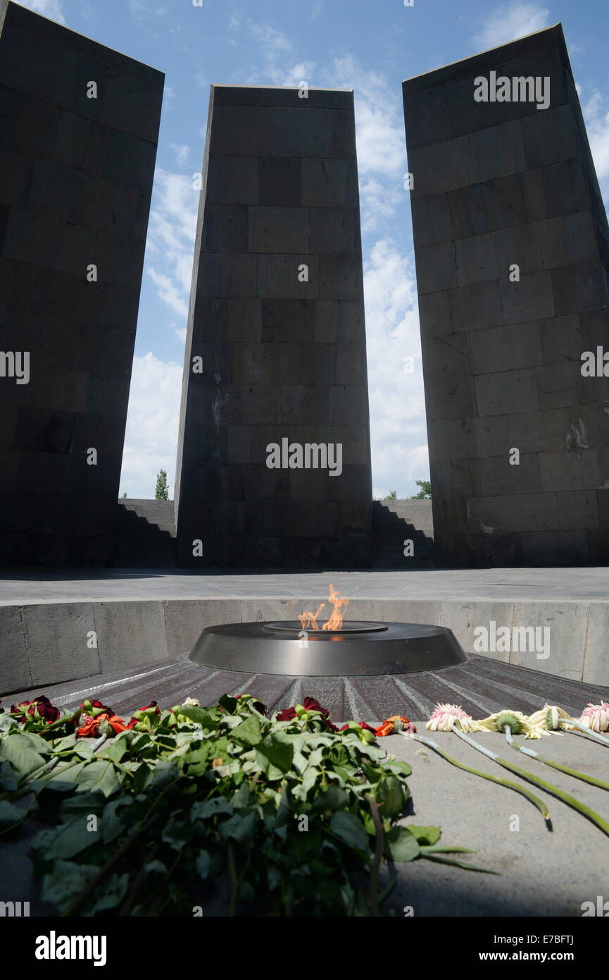 Am 28. Juni 2014 gruppieren sich zwölf Pylonen um die ewige Flamme auf der armenischen Genozid Gedenkanlage auf dem Hügel Schwalbenfestung in der armenischen Hauptstadt Jerewan. Renovierungsarbeiten sind derzeit im Gange, das Denkmal für den hundertsten Jahrestag des Völkermords im Jahr 2015 vorzubereiten. Armenischer Genozid-Gedenktag wird am 24. April beobachtet. Foto: Jens Kalaene - kein Draht-Dienst- Stockfoto